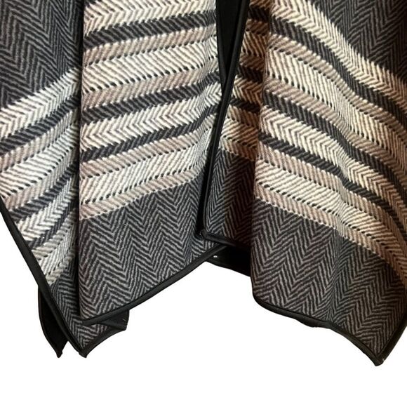 Nicole Miller fleece poncho. One size - Picture 5 of 8